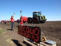 CLAAS и HORSCH поставили мировой рекорд по посеву кукурузы CLAAS и HORSCH поставили мировой рекорд по посеву кукурузы