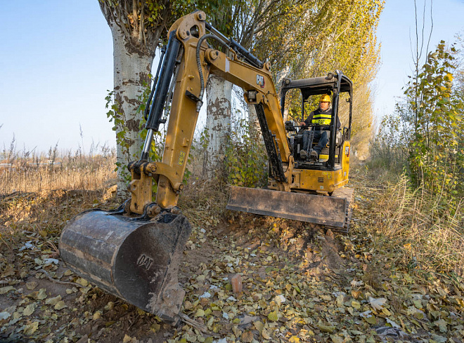 Міні-екскаватори CAT 303 CR – слайд