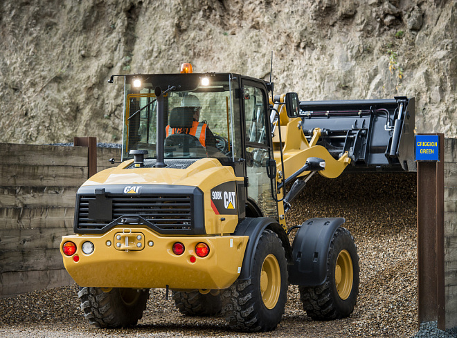 Малі колісні фронтальні навантажувачі CAT 908K – слайд