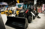 Унікальна модель екскаватора-навантажувача від Caterpillar у чорному кольорі