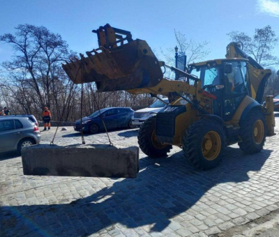 Техніка Cat допомагає демонтувати блокпости