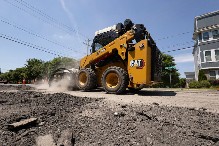 Колісні міні-навантажувачі CAT 260 – слайд