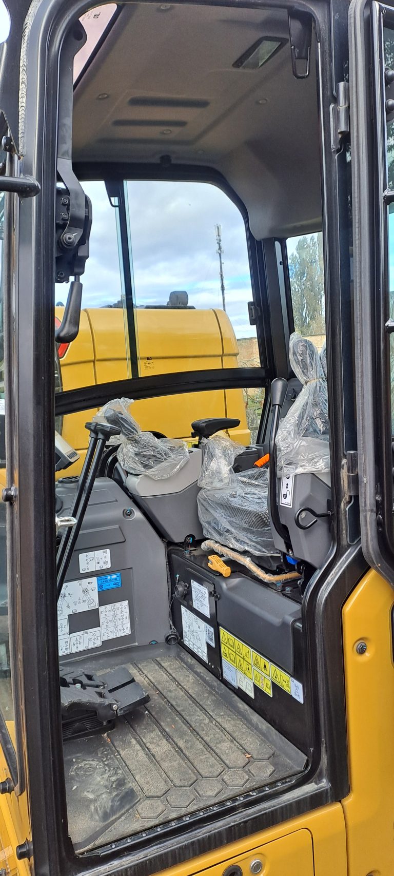 Міні-екскаватори CAT 303CR б/в – слайд