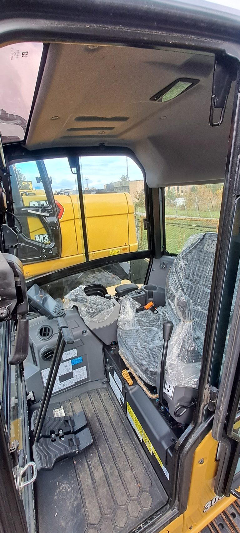 Міні-екскаватори CAT 303CR б/в – слайд