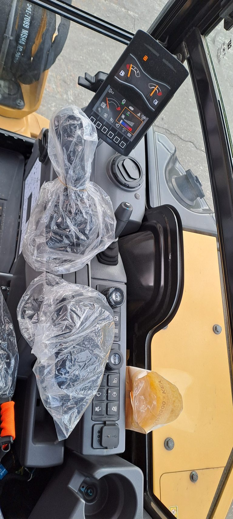 Міні-екскаватори CAT 303CR б/в – слайд