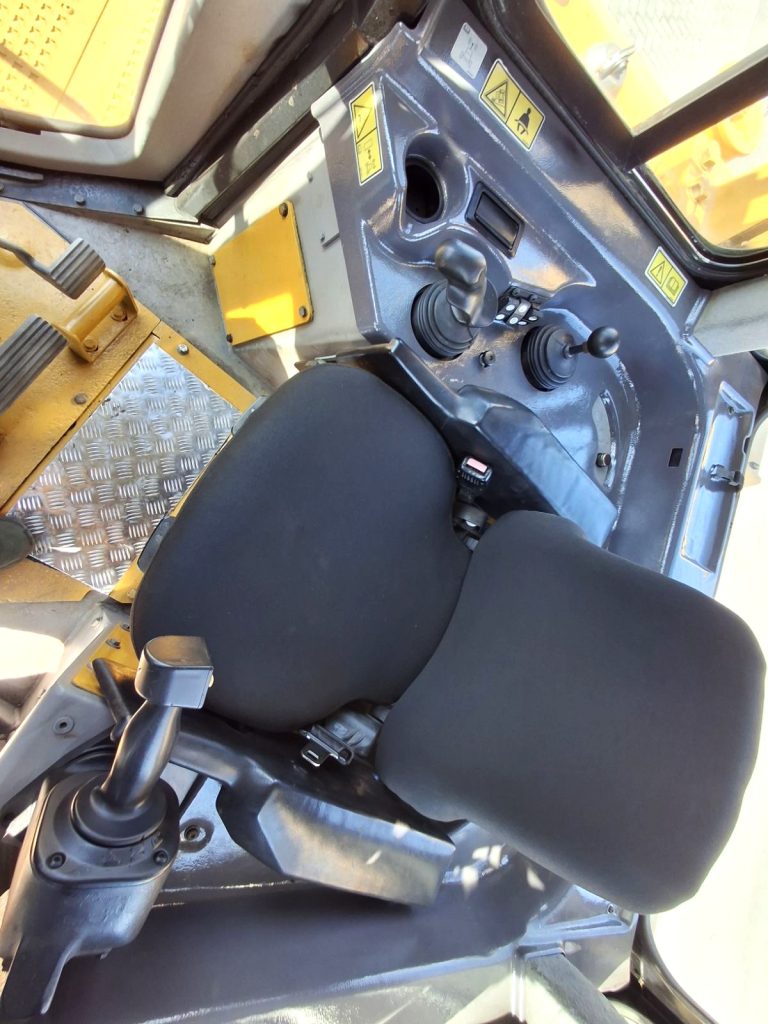 Гусеничні бульдозери CAT D6T б/в – слайд