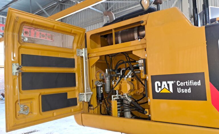Середні гусеничні екскаватори CAT 320E L б/в – слайд