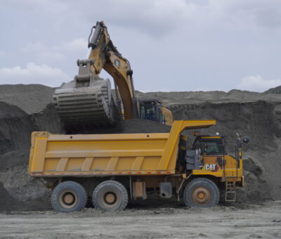 Кар'єрні самоскиди із широким кузовом CAT 707 – мініатюра