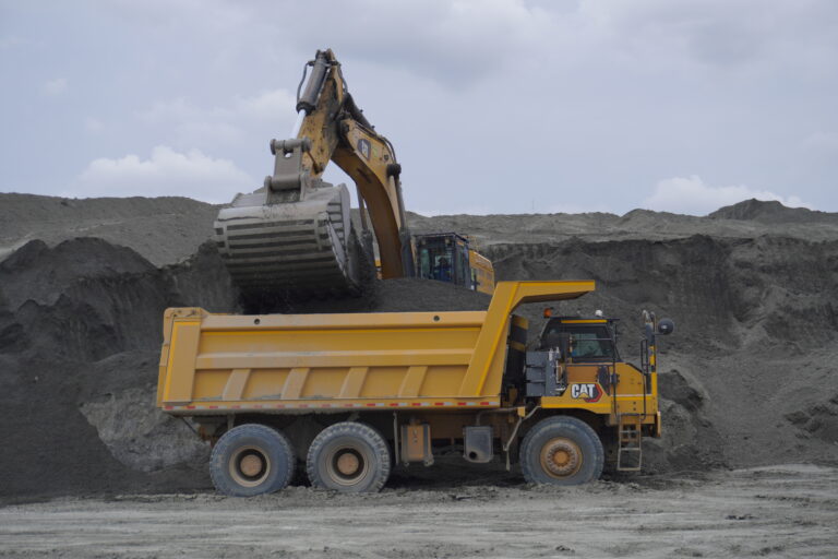 Кар'єрні самоскиди із широким кузовом CAT 707 – слайд